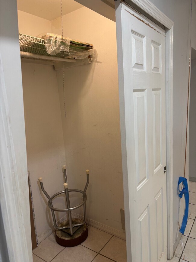 Large closet - 1662 Drew St