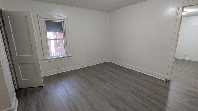 Building Photo - Charming 5-bedroom home located in the heart of Akron