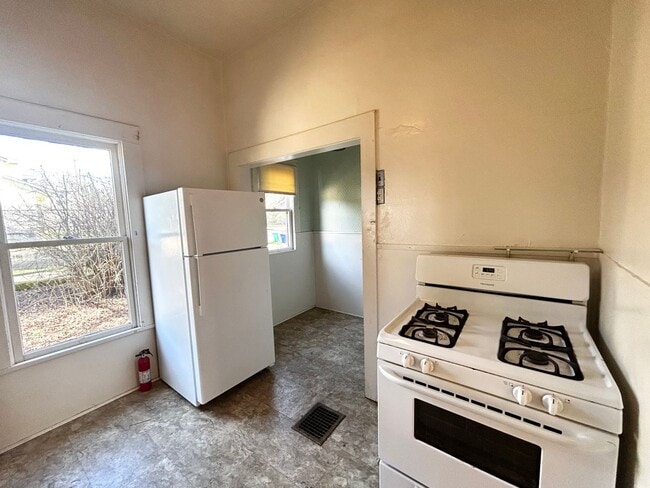 Building Photo - SE Portland 2 Bedroom Home!