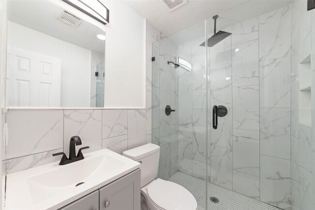 Building Photo - 802 E 33rd St