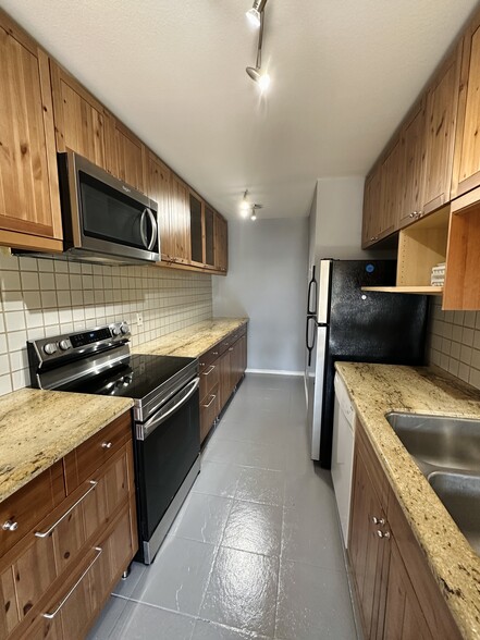 Building Photo - 700 Westmount Dr