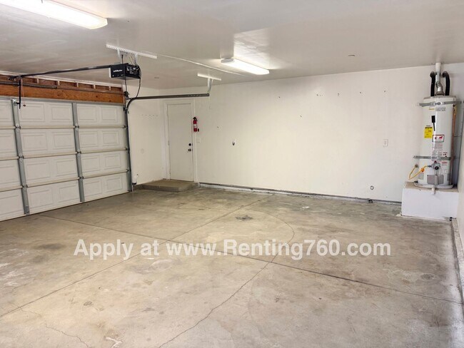 Building Photo - 3 Bed 2 Bath Home With Scenic Desert Views