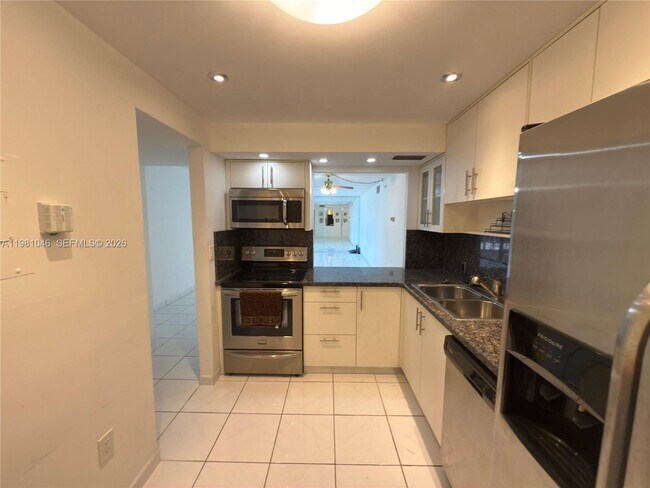 Building Photo - 3675 N Country Club Dr