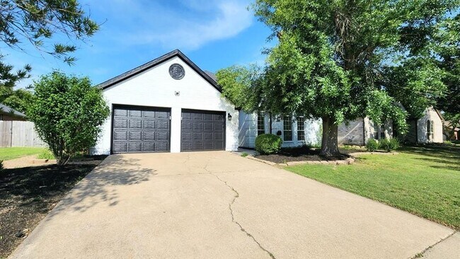 Building Photo - 617 Main St