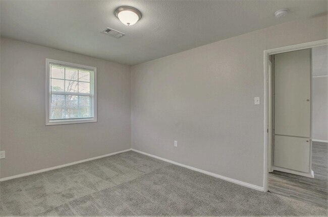 Building Photo - 20 Hiland Pl