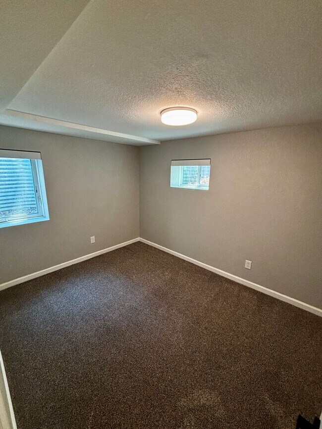 Building Photo - Stunning 5 Bedroom in the Coveted Kipling ...