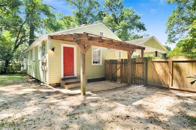 Building Photo - 312 Pineview Ln W