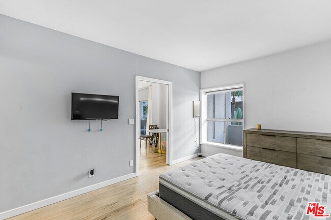 Building Photo - 1131 Alta Loma Rd