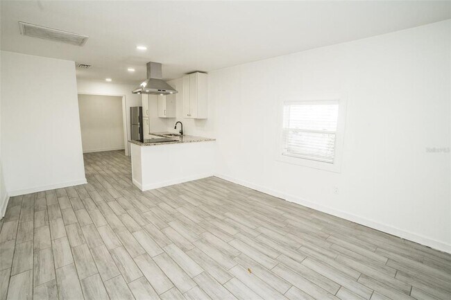 Building Photo - 1007 E 32nd Ave