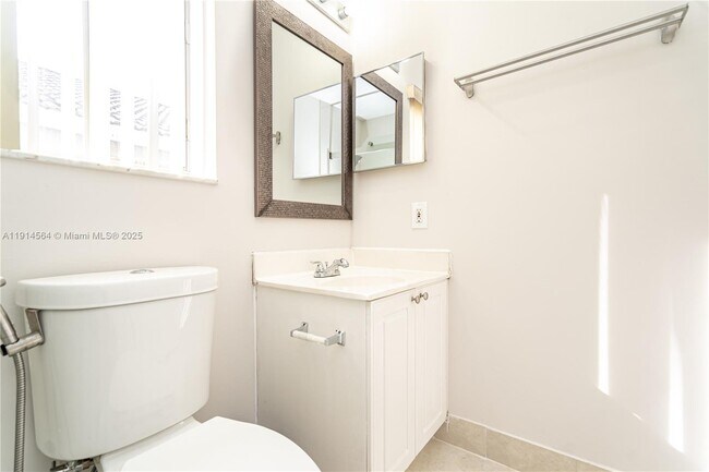 Building Photo - 1592 Salerno Cir