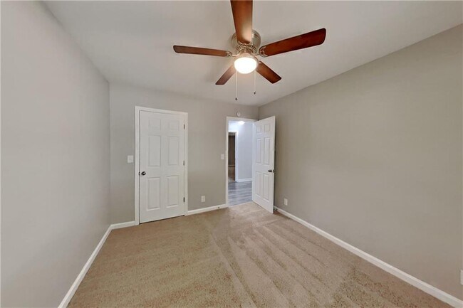Building Photo - 5665 Enchantress Ln NE