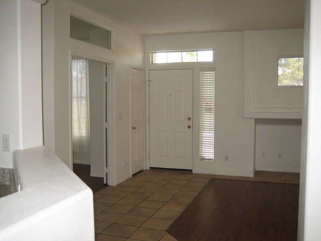 Building Photo - Single story, gated, 3bed, 2bath, 2car garage, Club house, Community Pool, Spa, Fitness room, CCRs