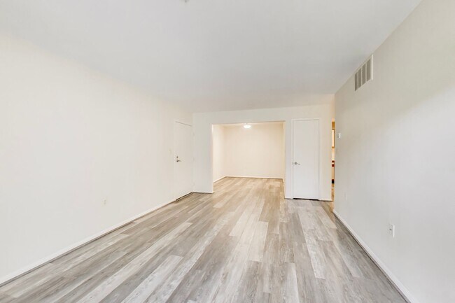 Building Photo - Ground Level Condo in Gaithersburg - 1 bed, 1 bath