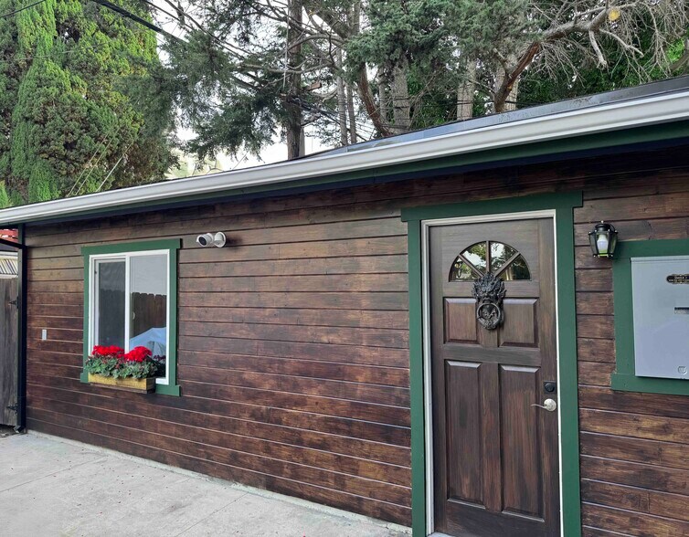 Primary Photo - 1108 N Sweetzer Ave