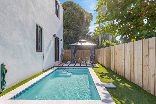 Building Photo - 704 SW 7th St