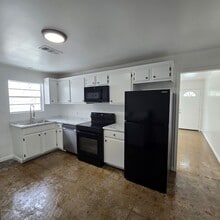 Building Photo - 2/1 Duplex Centrally located and BRAND NEW REMODEL