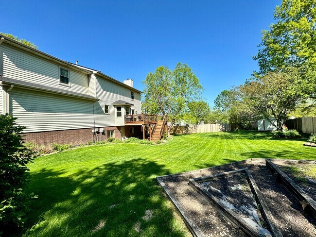 Building Photo - 4 Bedrooms with Finished Basement and Bonus Room!