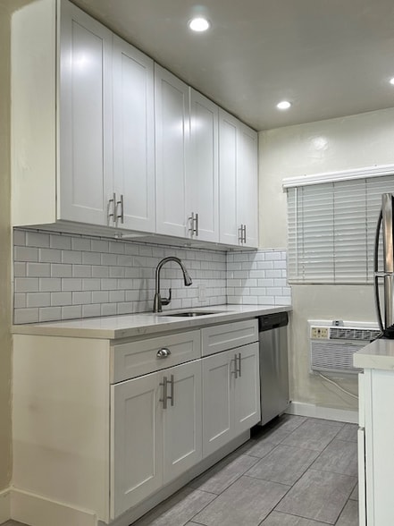 Building Photo - 7555 De Longpre Ave