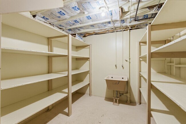 Building Photo - Spacious 4 Bed, 3 Bath Home Near Weber State