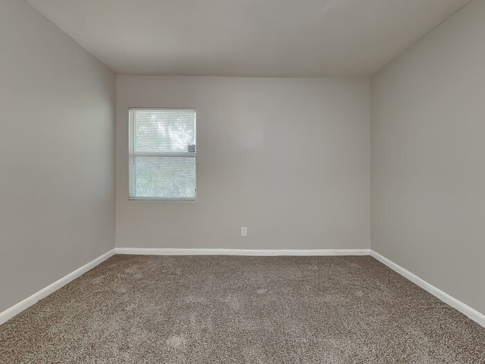 Building Photo - 10927 Regency Dr