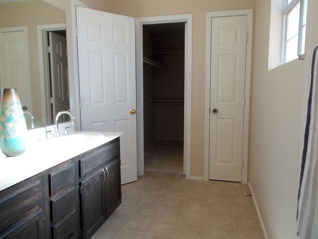 Building Photo - Comfort & Space in a Furnished Home