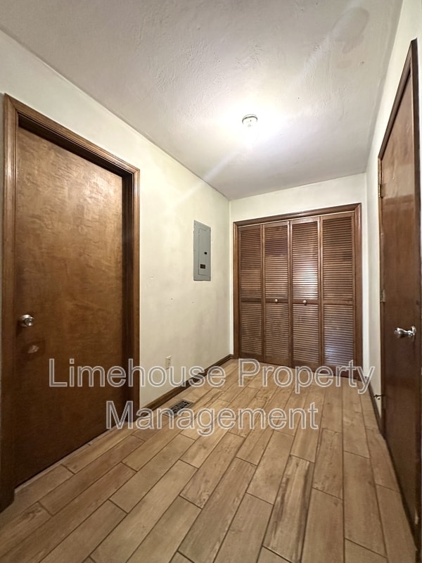 Building Photo - 4033 Kalona Rd