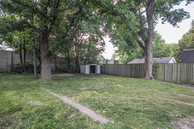 Building Photo - Update 1 bedroom Home with Fenced in Yard