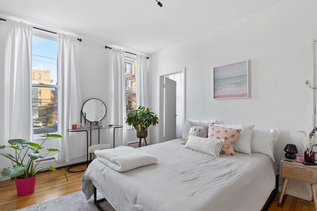 Building Photo - 1038 Willow Ave