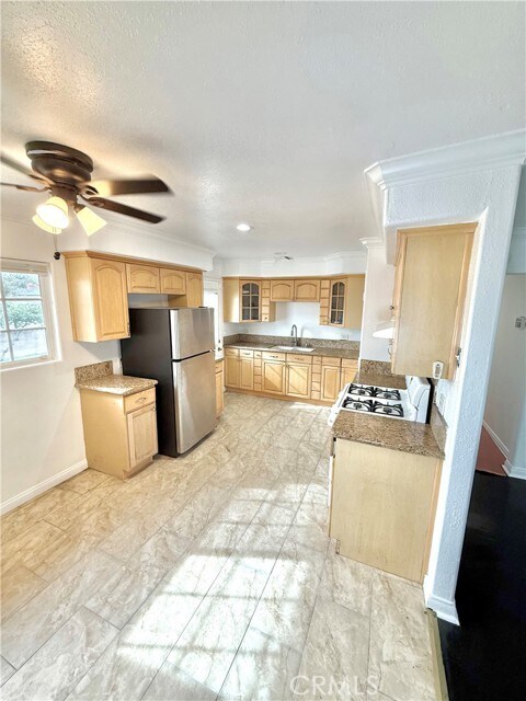 Building Photo - 732 James