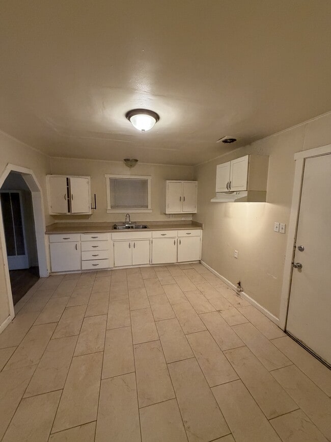 Building Photo - 1906 N Giddings St