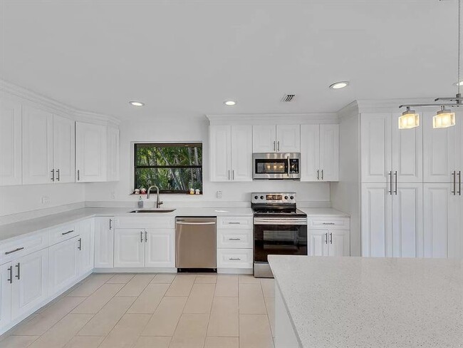 Building Photo - 4989 Pineview Cir