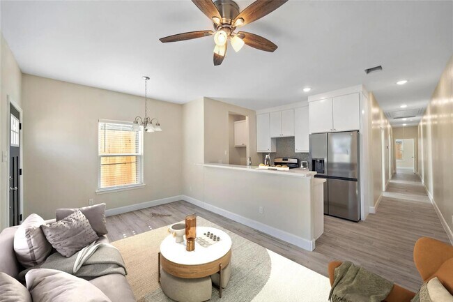 Building Photo - 5618 Ridgeway Dr