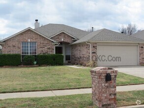 Building Photo - East side Moore 3 Bed 2 Bath no carpets