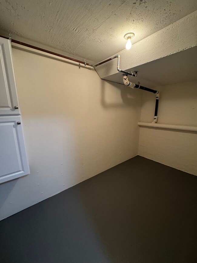 Building Photo - Gorgeous Updated 3-Bedroom Townhome in Pri...