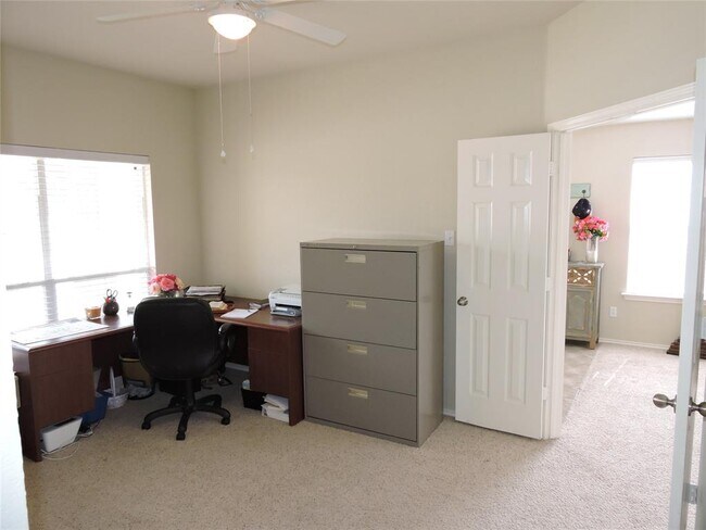 Building Photo - 912 Washburn Dr