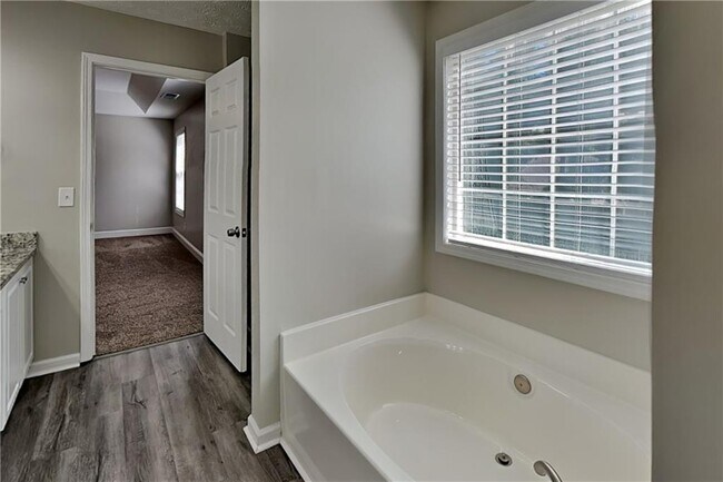 Building Photo - 105 Meadow Crest Ct