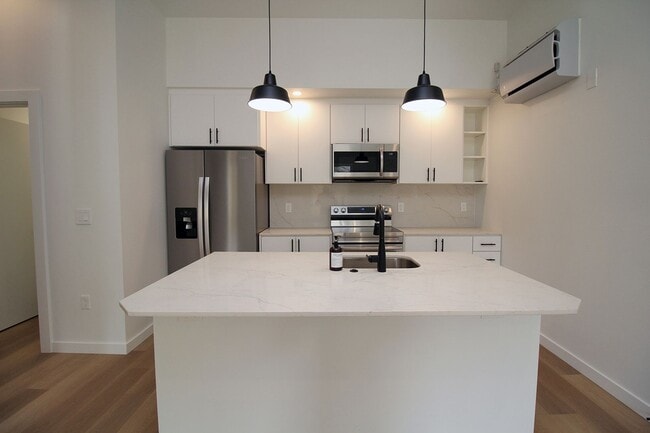 Building Photo - 2516 NE Flanders St