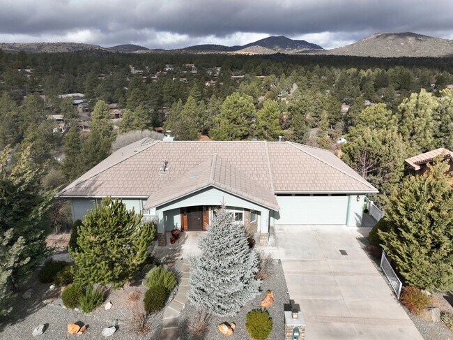 Building Photo - Incredible Home with Lake Views!