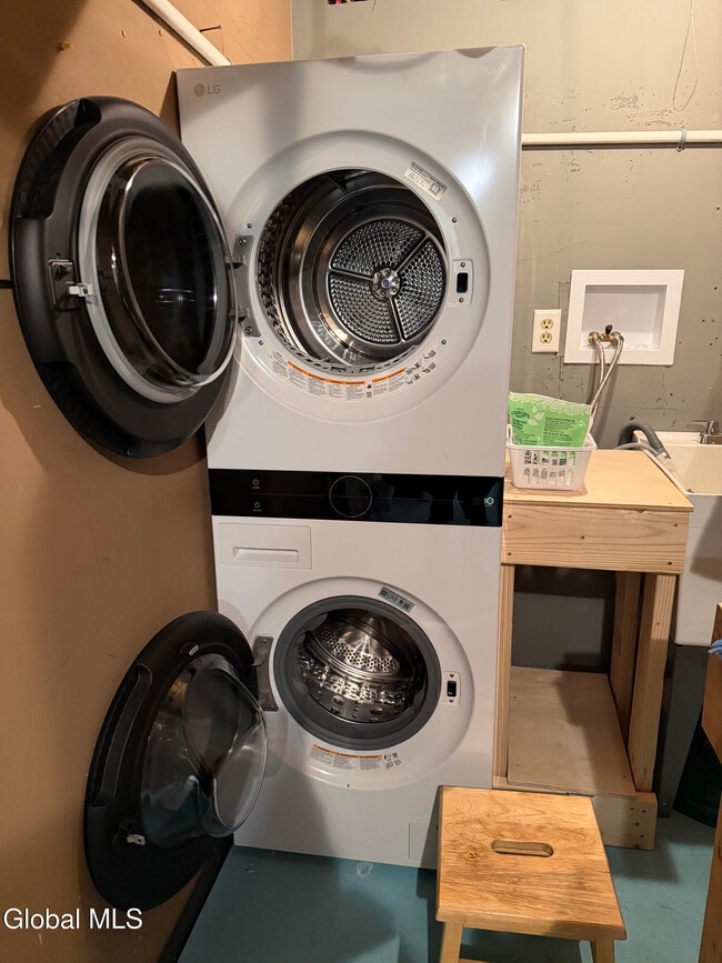 Building Photo - 52 Elm St