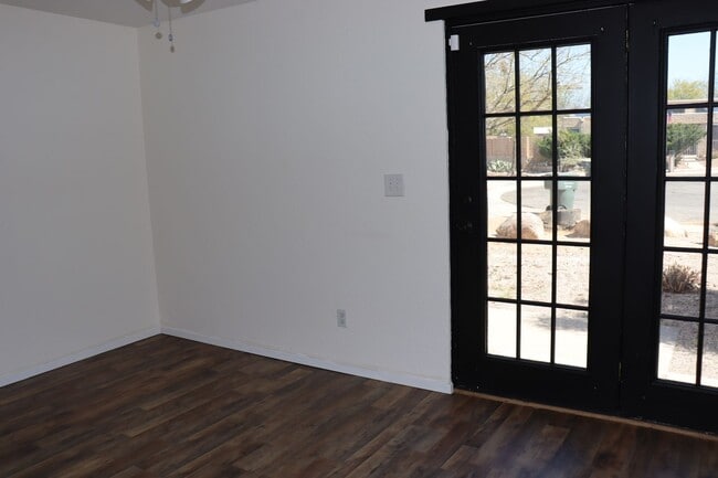 Building Photo - 5 Bedroom, 2 Bathroom