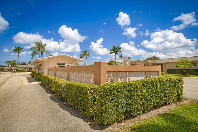 Building Photo - 2703 Dudley Dr W