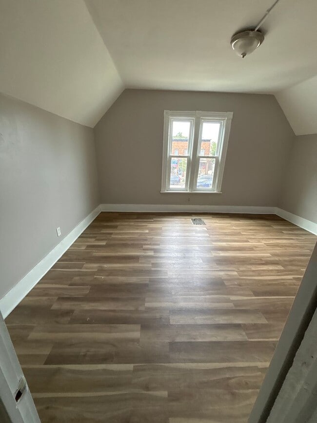 Building Photo - Beautiful 3 bedrrom 1 bathroom House in Mi...