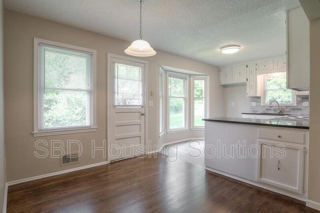 Building Photo - 11917 Sycamore Ave