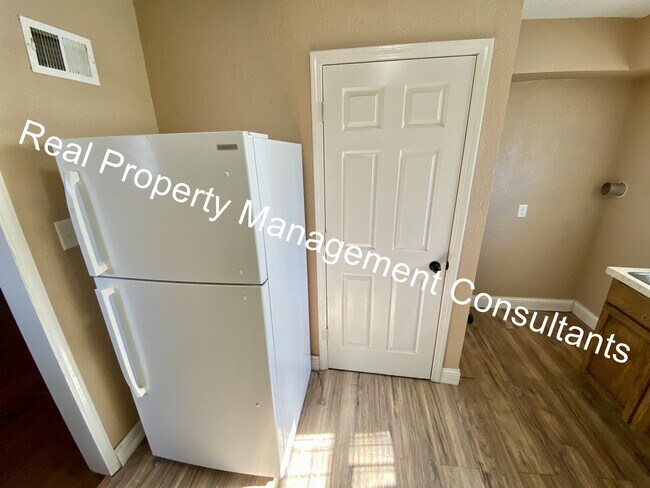 Building Photo - Charming 2-Bedroom Bungalow with Inviting ...