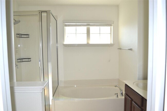 Building Photo - 9201 Brodie Ln
