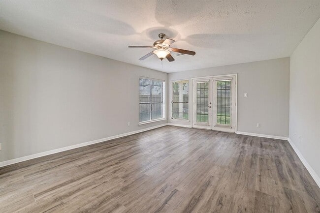 Building Photo - 3310 Meadway Dr