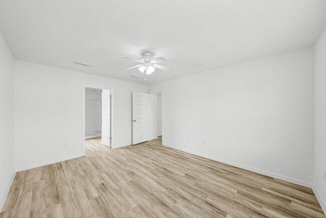 Building Photo - 39 Riverwalk Xing