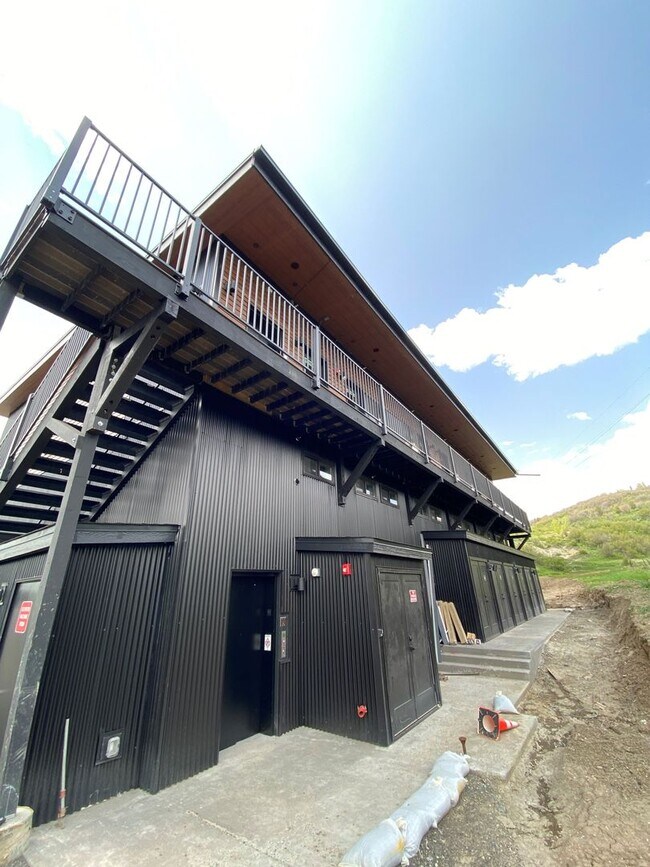 Building Photo - Stylish 1BD Condo with Modern Finishes