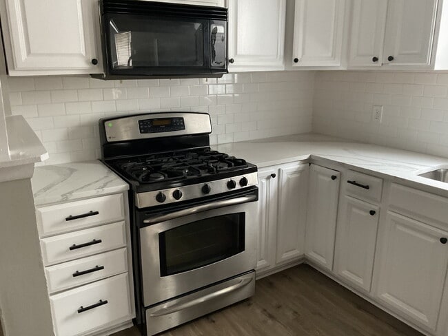 Building Photo - 3 Bed/2 Bath on the Inner Wst Side