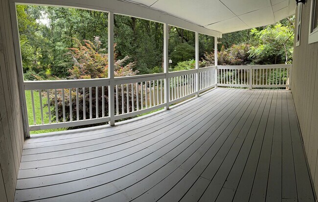Building Photo - 5 Bedroom/4 Bath Home for lease on 1.5 Acr...